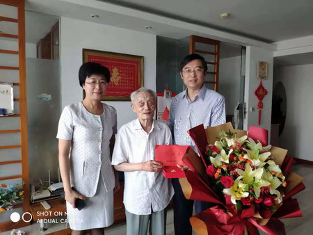 ug环球集团党委书记、董事长章朝阳走访慰问老党员