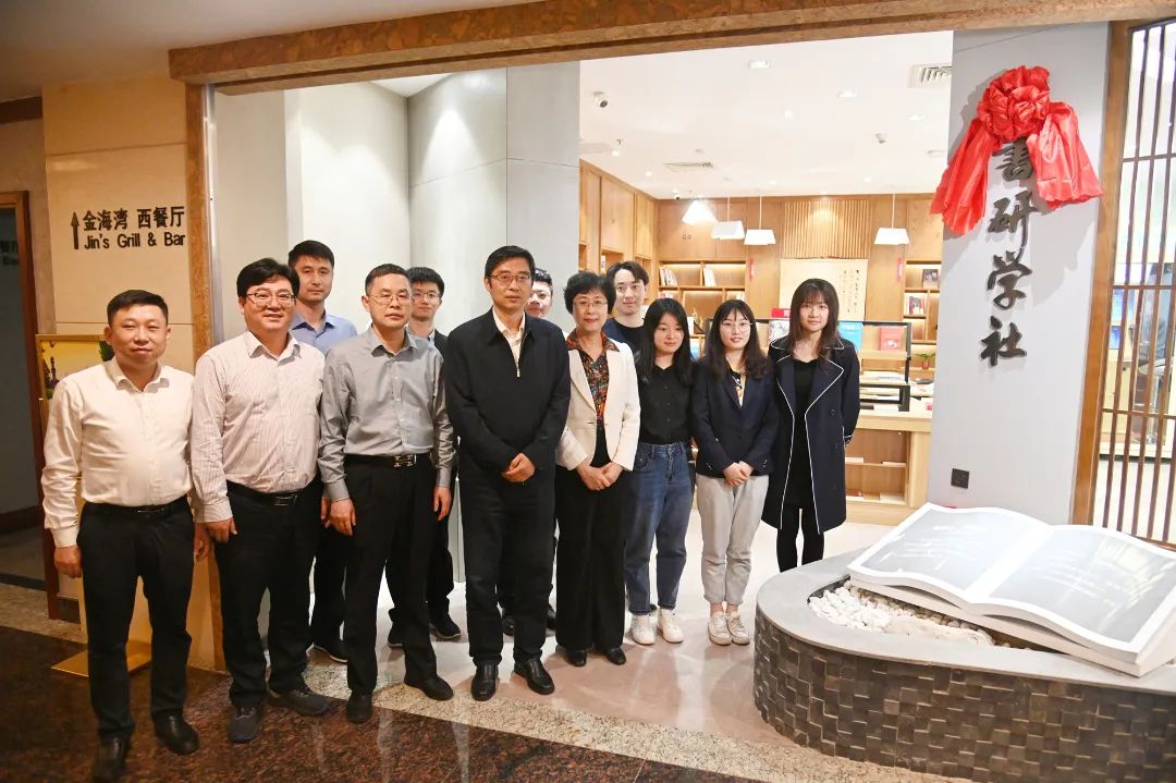 ug环球集团党委举行青年读书活动暨“书研学社”揭牌仪式