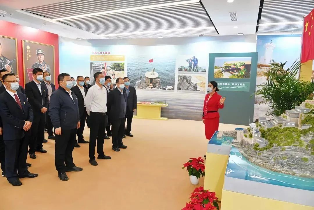 致敬奋斗者 奋进新征程 ug环球集团组织参观“新时代江苏重大先进典型主题影像展”