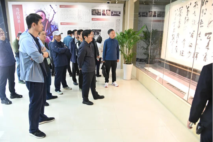 欣赏自然风光 畅享团队温馨|ug环球集团举办职工秋游活动